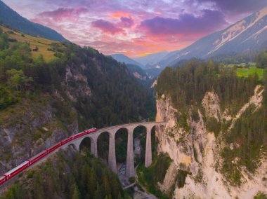 Filisur, İsviçre 'deki ünlü dağdan geçen trenin hava görüntüsü. Landwasser Viyadük Dünya Mirası İsviçre Alplerinde tren ekspresi ile