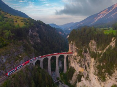 Filisur, İsviçre 'deki ünlü dağdan geçen trenin hava görüntüsü. Landwasser Viyadük Dünya Mirası İsviçre Alplerinde tren ekspresi ile
