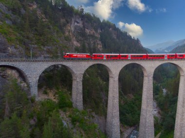 Filisur, İsviçre 'deki ünlü dağdan geçen trenin hava görüntüsü. Landwasser Viyadük Dünya Mirası İsviçre Alplerinde tren ekspresi ile