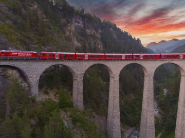 Filisur, İsviçre 'deki ünlü dağdan geçen trenin hava görüntüsü. Landwasser Viyadük Dünya Mirası İsviçre Alplerinde tren ekspresi ile