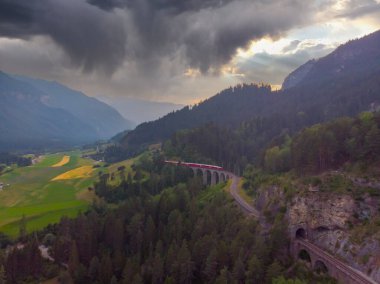 Filisur, İsviçre 'deki ünlü dağdan geçen trenin hava görüntüsü. Landwasser Viyadük Dünya Mirası İsviçre Alplerinde tren ekspresi ile