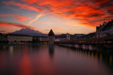 Lucerne 'nin tarihi şehir merkezinde günbatımında ünlü Chapel Köprüsü ve Lucerne Gölü (Vierwaldstattersee), Lucerne Kantonu, İsviçre