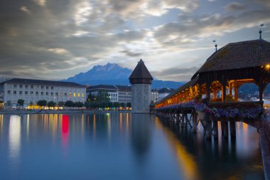 Lucerne 'nin tarihi şehir merkezinde günbatımında ünlü Chapel Köprüsü ve Lucerne Gölü (Vierwaldstattersee), Lucerne Kantonu, İsviçre