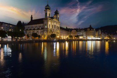 Lucerne 'nin tarihi şehir merkezinde günbatımında ünlü Chapel Köprüsü ve Lucerne Gölü (Vierwaldstattersee), Lucerne Kantonu, İsviçre