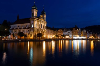 Lucerne 'nin tarihi şehir merkezinde günbatımında ünlü Chapel Köprüsü ve Lucerne Gölü (Vierwaldstattersee), Lucerne Kantonu, İsviçre