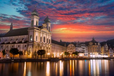 Lucerne 'nin tarihi şehir merkezinde günbatımında ünlü Chapel Köprüsü ve Lucerne Gölü (Vierwaldstattersee), Lucerne Kantonu, İsviçre