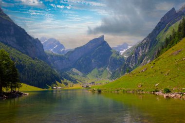 İsviçre, Ebenalp, İsviçre 'deki Appenzell yakınlarındaki Seealpsee Gölü. İsviçre dağ manzarası
