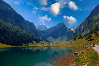 İsviçre, Ebenalp, İsviçre 'deki Appenzell yakınlarındaki Seealpsee Gölü. İsviçre dağ manzarası