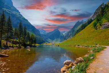 İsviçre, Ebenalp, İsviçre 'deki Appenzell yakınlarındaki Seealpsee Gölü. İsviçre dağ manzarası