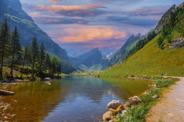 İsviçre, Ebenalp, İsviçre 'deki Appenzell yakınlarındaki Seealpsee Gölü. İsviçre dağ manzarası