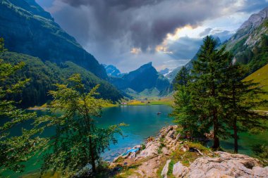 İsviçre, Ebenalp, İsviçre 'deki Appenzell yakınlarındaki Seealpsee Gölü. İsviçre dağ manzarası