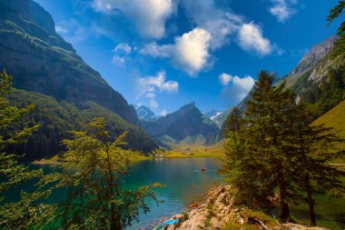 İsviçre, Ebenalp, İsviçre 'deki Appenzell yakınlarındaki Seealpsee Gölü. İsviçre dağ manzarası