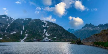 Niesen Dağı 'nın Aeiral Panoraması, aynı zamanda Thun Gölü' ne yansıyan İsviçre Piramidi olarak da bilinir.