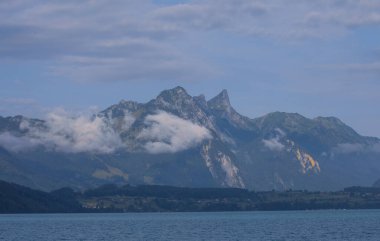 Niesen Dağı 'nın Aeiral Panoraması, aynı zamanda Thun Gölü' ne yansıyan İsviçre Piramidi olarak da bilinir.