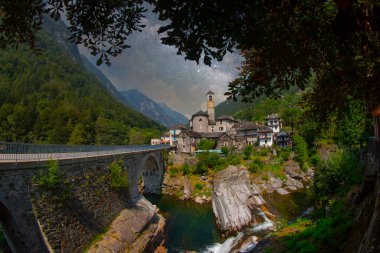 Geleneksel taş evler ve İsviçre 'nin Ticino kentindeki Lavertezzo köyünde bir kilise. Lavertezzo İsviçre 'nin Alp dağlarındaki Verzasca vadisinde popüler bir seyahat merkezidir..