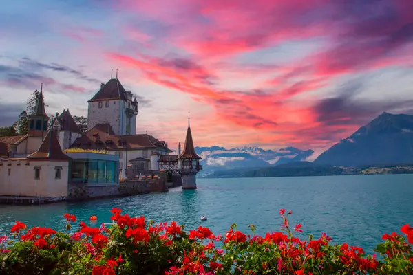 Alpdağlarında Thun Gölü'ndeki Oberhofen kalesi, Katarakn Bern, İsviçre