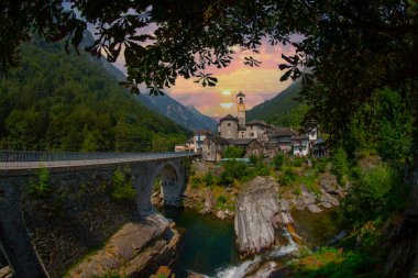 Geleneksel taş evler ve İsviçre 'nin Ticino kentindeki Lavertezzo köyünde bir kilise. Lavertezzo İsviçre 'nin Alp dağlarındaki Verzasca vadisinde popüler bir seyahat merkezidir..