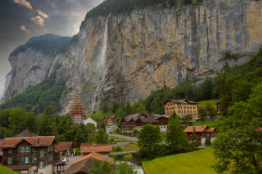 Lauterbrunnen, İsviçre. Güzel bir sabah ve sisli bir gün.