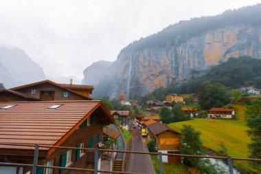 Lauterbrunnen, İsviçre. Güzel bir sabah ve sisli bir gün.