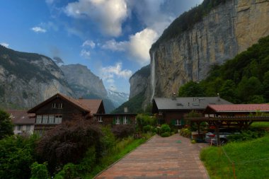 Lauterbrunnen, İsviçre. Güzel bir sabah ve sisli bir gün.
