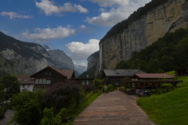 Lauterbrunnen, İsviçre. Güzel bir sabah ve sisli bir gün.