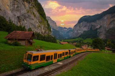 Lauterbrunnen, İsviçre. Güzel bir sabah ve sisli bir gün.