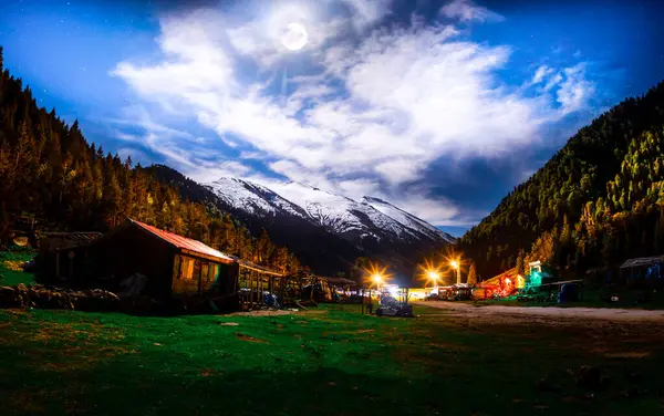 Lauterbrunnen, İsviçre. Güzel bir sabah ve sisli bir gün.