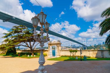 Beylerbeyi Sarayı, İstanbul 'un Uskudar ilçesine bağlı Beylerbeyi Mahallesi' nde yer almaktadır..