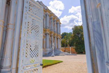 Beylerbeyi Sarayı, İstanbul 'un Uskudar ilçesine bağlı Beylerbeyi Mahallesi' nde yer almaktadır..
