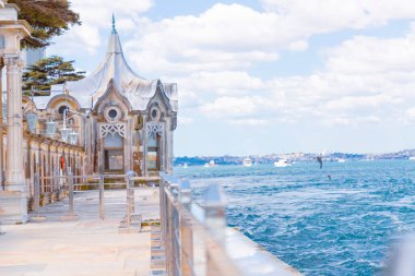 Beylerbeyi Sarayı, İstanbul 'un Uskudar ilçesine bağlı Beylerbeyi Mahallesi' nde yer almaktadır..