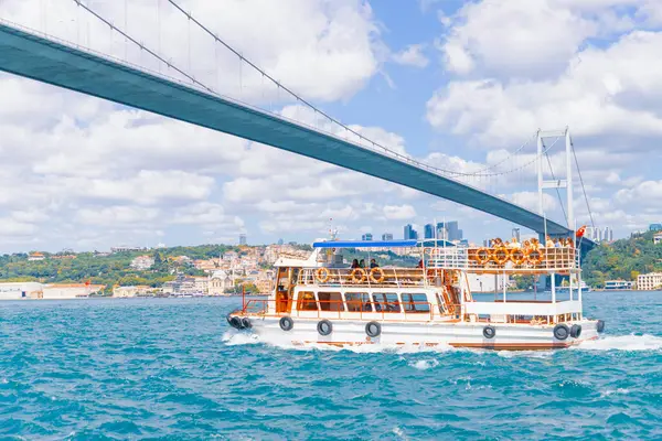 Beylerbeyi Sarayı, İstanbul 'un Uskudar ilçesine bağlı Beylerbeyi Mahallesi' nde yer almaktadır..