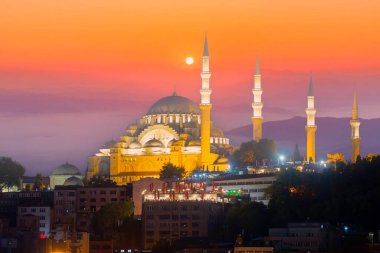 Sultanahmet 'in eski İstanbul ilçesindeki Süleyman Camii, İstanbul' da Günbatımı, İstanbul 'da Süleyman Camii, İstanbul' da eski camii ve İstanbul 'un güneşli manzarası.