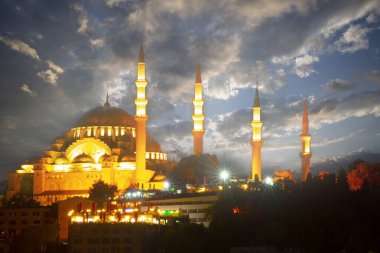 Sultanahmet 'in eski İstanbul ilçesindeki Süleyman Camii, İstanbul' da Günbatımı, İstanbul 'da Süleyman Camii, İstanbul' da eski camii ve İstanbul 'un güneşli manzarası.