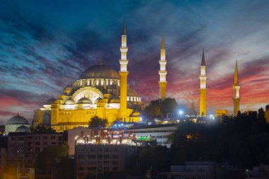 Sultanahmet 'in eski İstanbul ilçesindeki Süleyman Camii, İstanbul' da Günbatımı, İstanbul 'da Süleyman Camii, İstanbul' da eski camii ve İstanbul 'un güneşli manzarası.