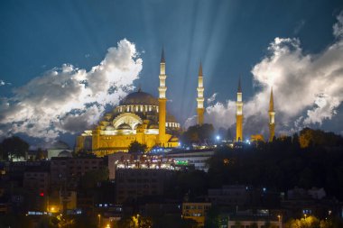 Sultanahmet 'in eski İstanbul ilçesindeki Süleyman Camii, İstanbul' da Günbatımı, İstanbul 'da Süleyman Camii, İstanbul' da eski camii ve İstanbul 'un güneşli manzarası.