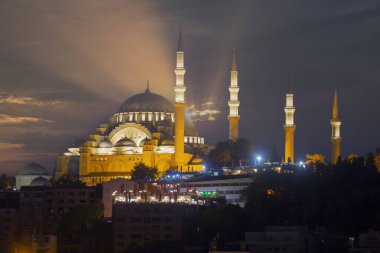 Sultanahmet 'in eski İstanbul ilçesindeki Süleyman Camii, İstanbul' da Günbatımı, İstanbul 'da Süleyman Camii, İstanbul' da eski camii ve İstanbul 'un güneşli manzarası.