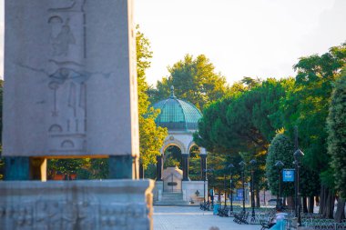 Theodosius 'lu Obelisk, eski Roma Hipodromu, İstanbul, Türkiye. Konstantinopolis Hipodromu yazın. Bugün İstanbul Sultanahmet meydanı. İstanbullu şehir manzarası