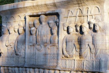 Theodosius 'lu Obelisk, eski Roma Hipodromu, İstanbul, Türkiye. Konstantinopolis Hipodromu yazın. Bugün İstanbul Sultanahmet meydanı. İstanbullu şehir manzarası