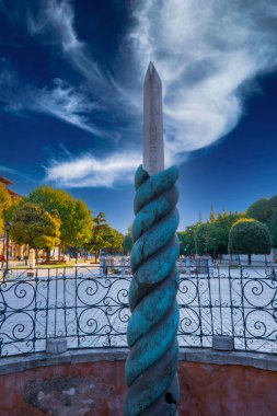 Theodosius 'lu Obelisk, eski Roma Hipodromu, İstanbul, Türkiye. Konstantinopolis Hipodromu yazın. Bugün İstanbul Sultanahmet meydanı. İstanbullu şehir manzarası