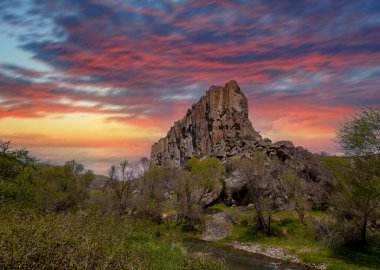 Kapadokya ve Türkiye 'nin ünlü ve popüler turistik merkezi, yürüyüş yolları olan derin bir vadi ve dik uçurumları olan İhlara Vadisi' dir.