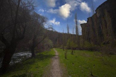 Kapadokya ve Türkiye 'nin ünlü ve popüler turistik merkezi, yürüyüş yolları olan derin bir vadi ve dik uçurumları olan İhlara Vadisi' dir.