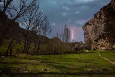 Kapadokya ve Türkiye 'nin ünlü ve popüler turistik merkezi, yürüyüş yolları olan derin bir vadi ve dik uçurumları olan İhlara Vadisi' dir.