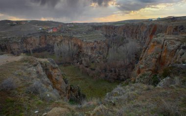 Kapadokya ve Türkiye 'nin ünlü ve popüler turistik merkezi, yürüyüş yolları olan derin bir vadi ve dik uçurumları olan İhlara Vadisi' dir.