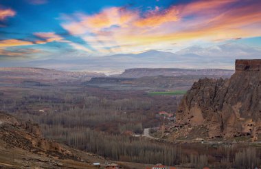 Kapadokya ve Türkiye 'nin ünlü ve popüler turistik merkezi, yürüyüş yolları olan derin bir vadi ve dik uçurumları olan İhlara Vadisi' dir.