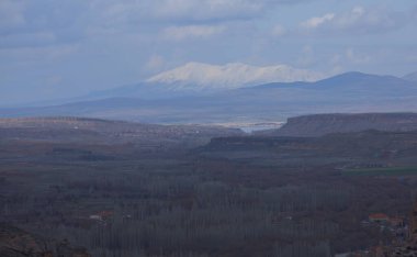 Kapadokya ve Türkiye 'nin ünlü ve popüler turistik merkezi, yürüyüş yolları olan derin bir vadi ve dik uçurumları olan İhlara Vadisi' dir.