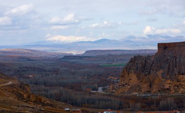 Kapadokya ve Türkiye 'nin ünlü ve popüler turistik merkezi, yürüyüş yolları olan derin bir vadi ve dik uçurumları olan İhlara Vadisi' dir.