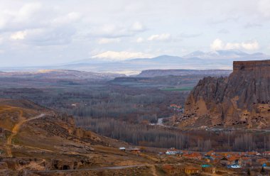 Kapadokya ve Türkiye 'nin ünlü ve popüler turistik merkezi, yürüyüş yolları olan derin bir vadi ve dik uçurumları olan İhlara Vadisi' dir.