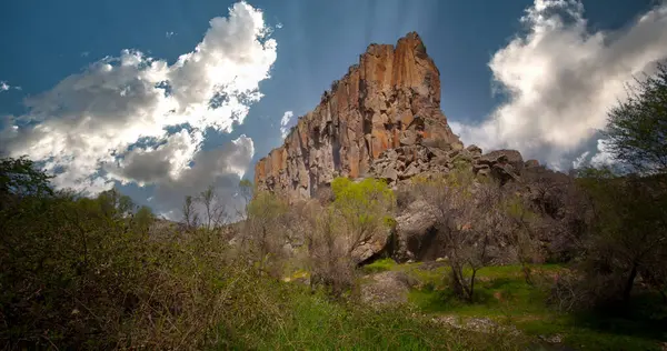 Kapadokya ve Türkiye 'nin ünlü ve popüler turistik merkezi, yürüyüş yolları olan derin bir vadi ve dik uçurumları olan İhlara Vadisi' dir.