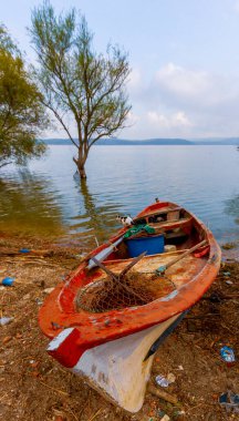 Ulubat Gölü, Golyazi, Bursa, Türkiye 'deki balıkçı tekneleri, büyük ağaç gölleri, gün batımı manzarası