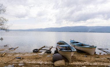 Ulubat Gölü, Golyazi, Bursa, Türkiye 'deki balıkçı tekneleri, büyük ağaç gölleri, gün batımı manzarası